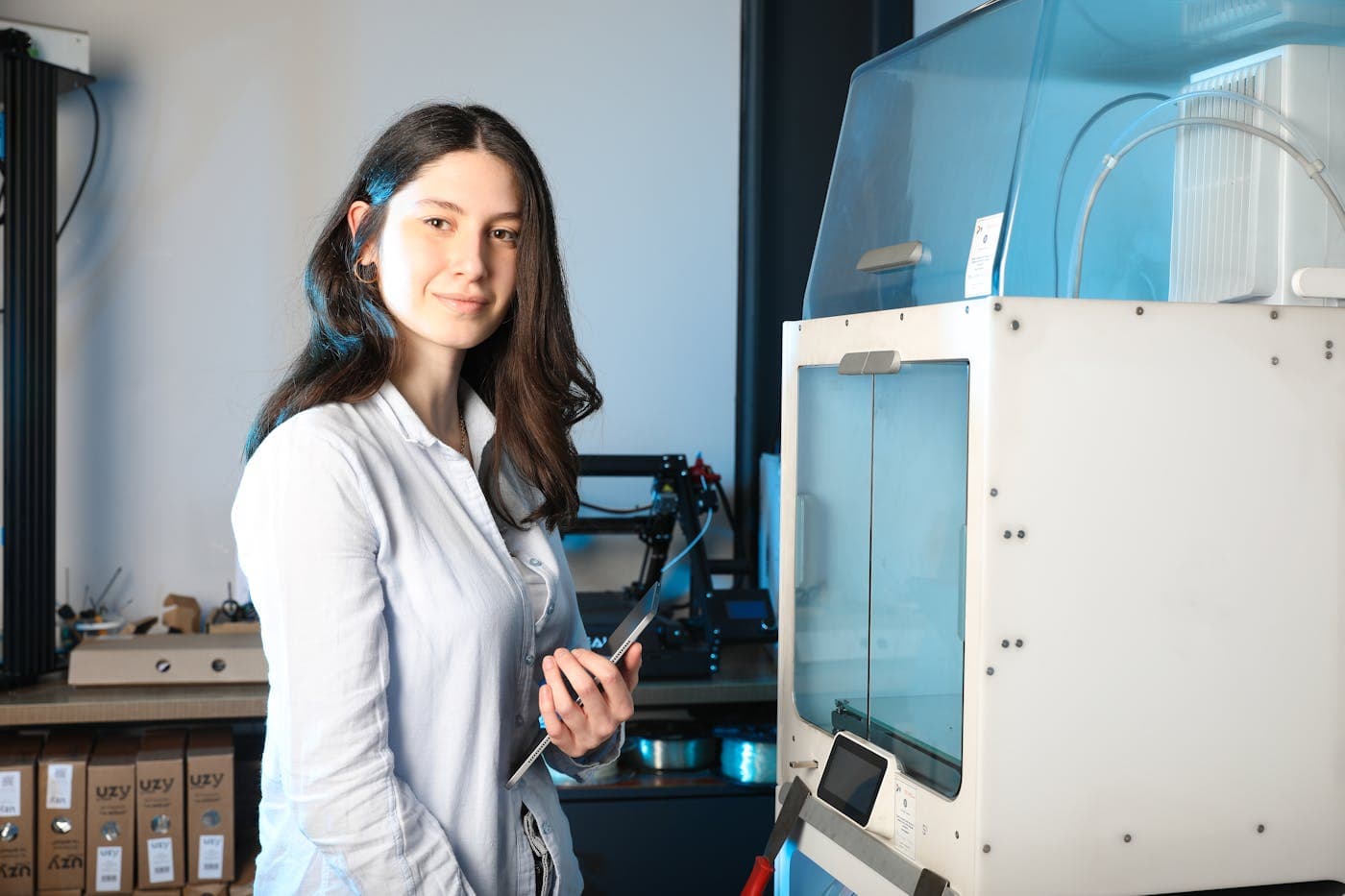 Estudiante operando una impresora 3D durante un curso de Reality Academia